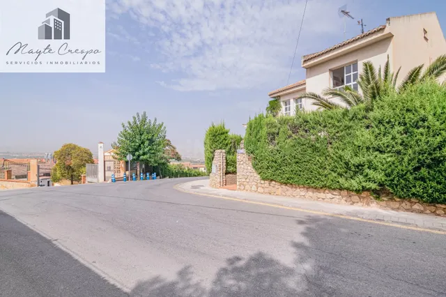 Chalet independiente en esquina en una zona muy buena de Hué - foto 4
