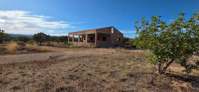Finca rústica de 14.741 m2 con casa de campo por terminar, en un entorno tranquilo a 5 km del mar — 25