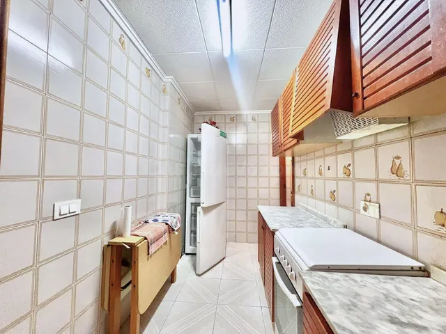 Amplio apartamento (aprox. 90 m2 - 2.ª planta) en primera línea de Playa del Acequión. Gran balcón con vistas al mar (suroeste), piscina comunitaria, cerca del centro, y directamente en la playa. — 11