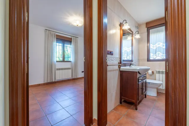 ¡¡ Impresionante chalet dividido en dos viviendas con piscina y zona ajardinadas !! — 13