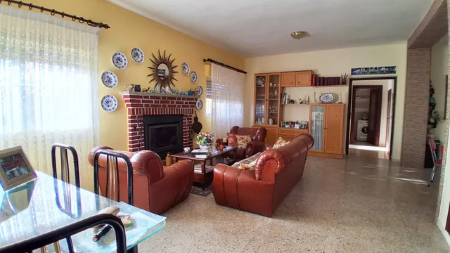 CASA CON TERRENO RÚSTICO VENTA ALMENARA DE TORMES. Urbis te ofrece una casa con terreno rústico en venta en Almenara de Tormes, Salamanca. — 44