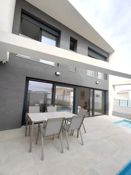 ALTO STANDING - Se vende bonita y amplia VILLA CON SOTANO Y PISCINA PRIVADA, 300 metros de parcela.- — 10