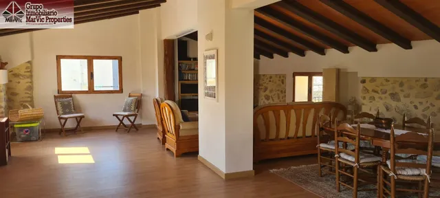 Amplia Casa Reformada en Sella con Piscina y Chimenea