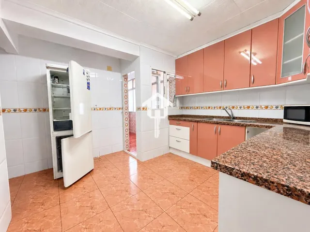 PISO EN VENTA EN ALICANTE. ZONA DE LA FLORIDA. 134m2 CON 4 habitaciones DOBLES, 2 BAÑOS COMPLETOS, TERCERA PLANTA CON ASCNESOR, TERRAZA Y DESPENSA. — 12