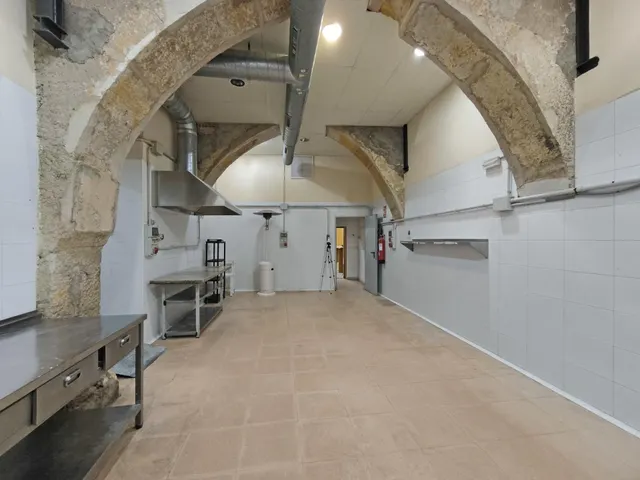 Local comercial con salida de humos en calle Nau, a escasos metros de la Catedral de Tarragona. — 15