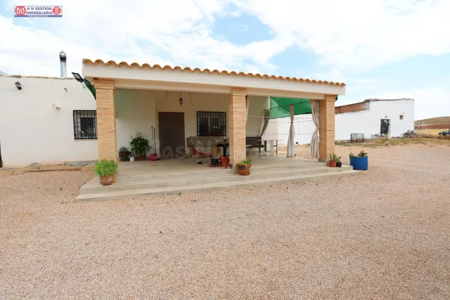 terreno de 2 hectareas con olivos y chalet Y DOS NAVES - foto 2