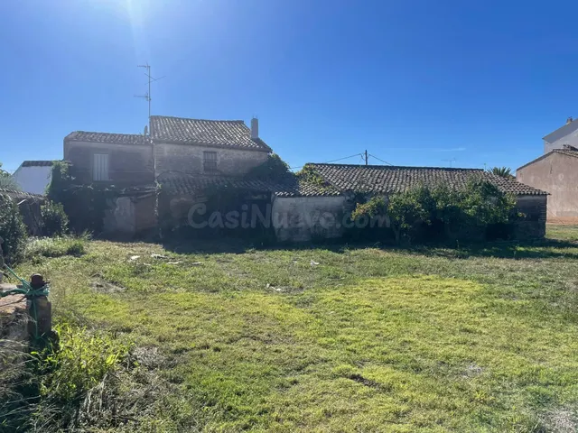 CASA DE PUEBLO CON TERRENO EN VENTA EN LES CABANYES