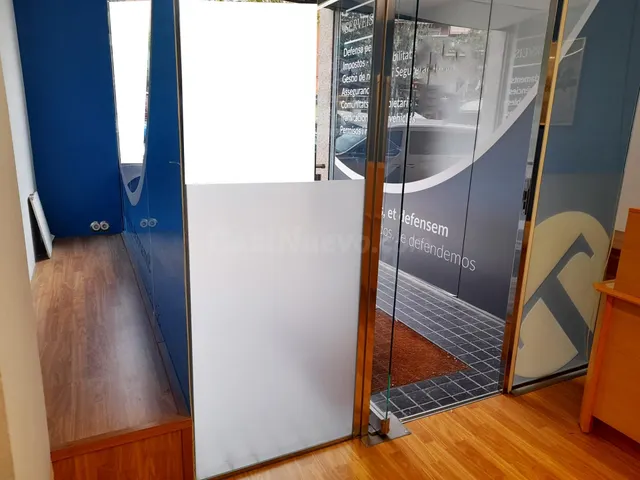 Local comercial con suelos de parquet y aire acondicionado e - foto 4