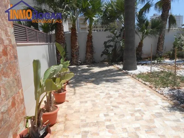 CHALET DE LUJO, 1000 m de parcela, 4 DOR,3 BAÑOS, PIS EXCELENTENTES CALIDADES A 200 m DE LA PLAYA!! — 50