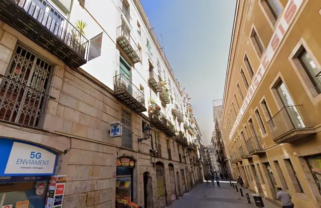 FANTÁSTICO PISO en Calle Carme 114 de Barcelona (Barcelona). — 2