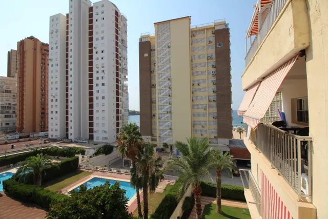 Amplio piso con vistas al mar y 4 dormitorios en 1 Línea playa Levante. — 7