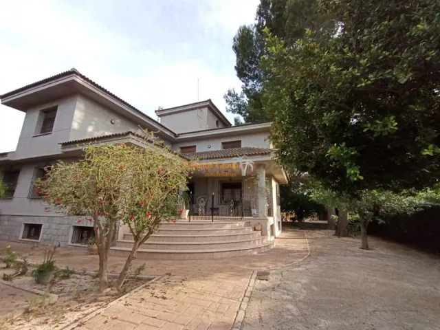 CASA DE CAMPO EN PARCELA CON PISCINA