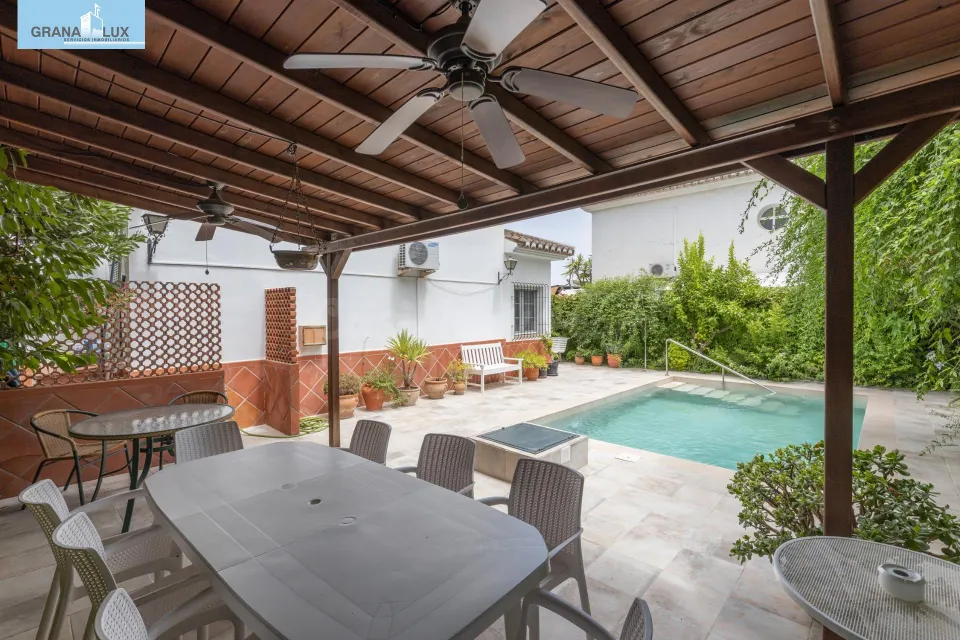 Chalet pareado con piscina, jardín y bonitas vistas a Granada en La Zubia