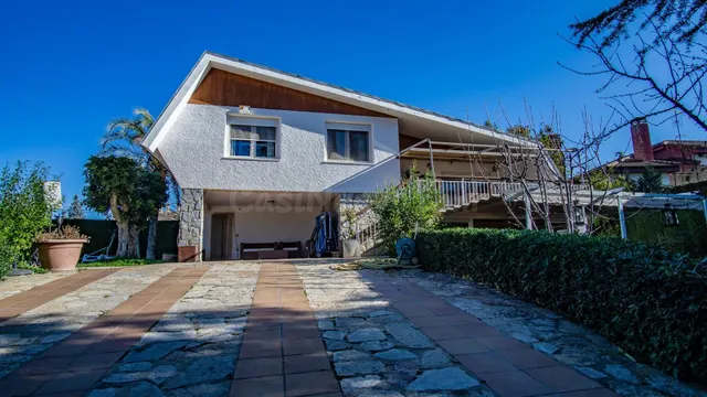 Chalet en Loma Badá de Petrer con amplia piscina. - foto 5