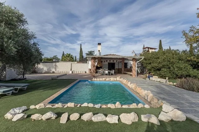 Chalet independiente con pozo propio y placas solares — 34