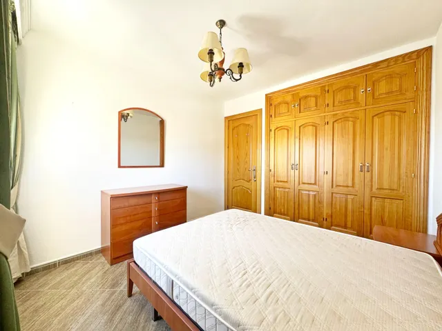 Amplio piso en esquina todo exterior con terraza y vistas al mar junto a Vialia y Avenida de Andalucía. — 20