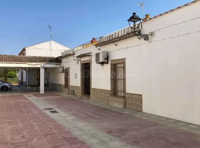 SE VENDE CASA OKUPADA en Calle FERROCARRIL Nº 22 Cabezas de San Juan (Las) (Sevilla) — 2