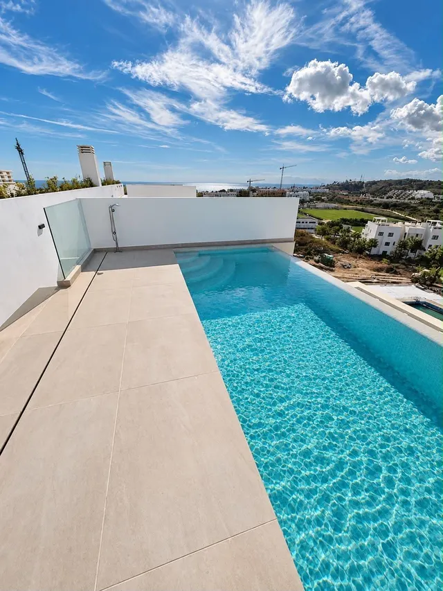 Ático de lujo con piscina infinity privada en Estepona, a 1 km de la playa — 9