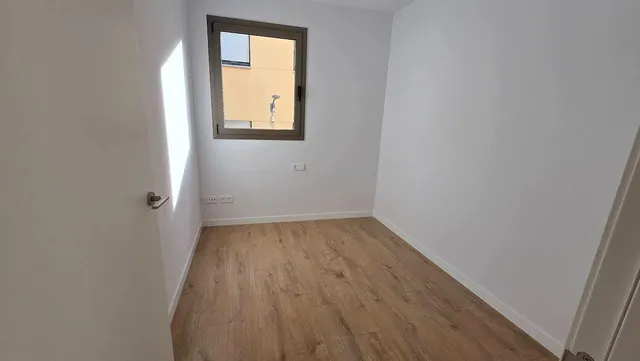 Piso nuevo a estrenar, con terraza, pk, trastero, ascensor y patio comunitario. Súper céntrico. — 18