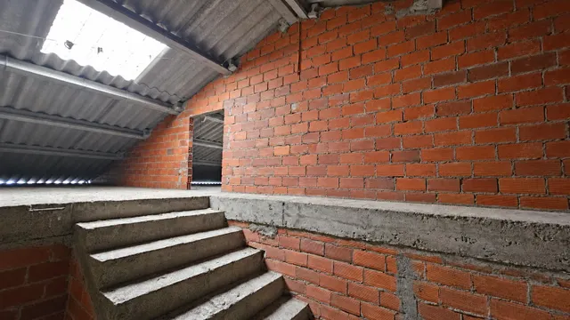 Nave comercial con alojamiento, aparcamiento y parcela en A Gándara — 47