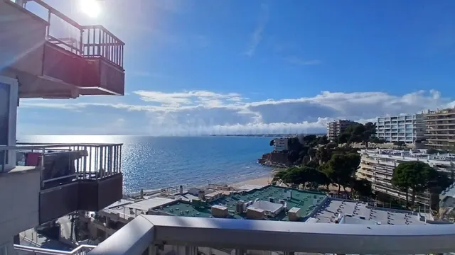 Elegante piso reformado de tres habitaciones con vistas a la - foto 2