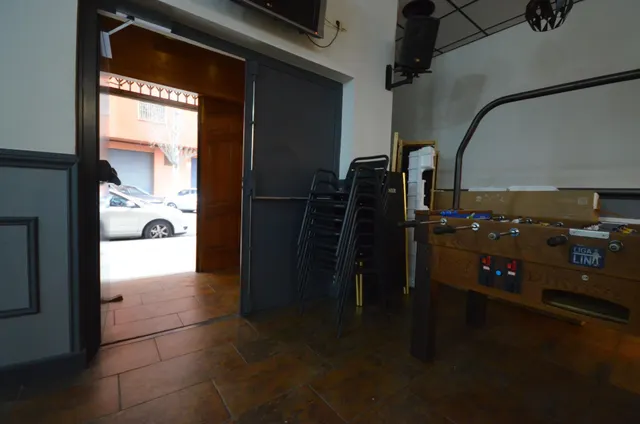 Negocio de restaurante-bar en funcionamiento en local esquinero de 402 m2 — 41