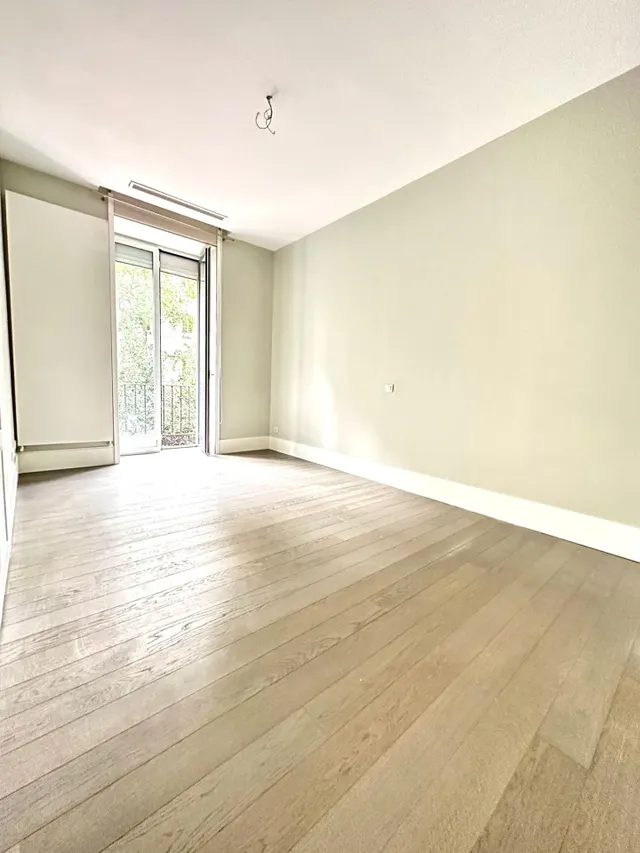 IMPRESIONANTE VIVIENDA EN CLAUDIO CUELLO ESQUINA JORJE JUAN — 44
