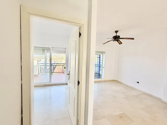Ático dúplex de dos dormitorios con vistas al mar en Benalmádena, Costa del Sol — 13