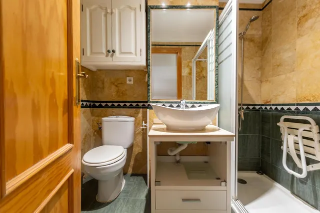 Piso de 3 dormitorios en Puerto de Estepona a 100 metros del paseo maritimo. — 25