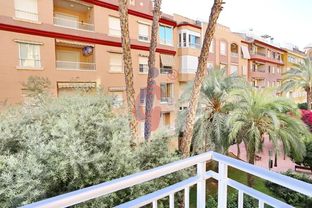 Piso de 3 dormitorios en venta en Guardamar del Segura, zona Mercadona, en esquina, con una gran terraza y vistas laterales al mar — 4