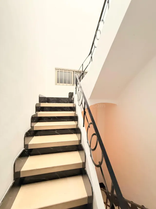 Casa señorial en el centro de Cullera con planta baja (garaje) y dos viviendas independientes. — 46