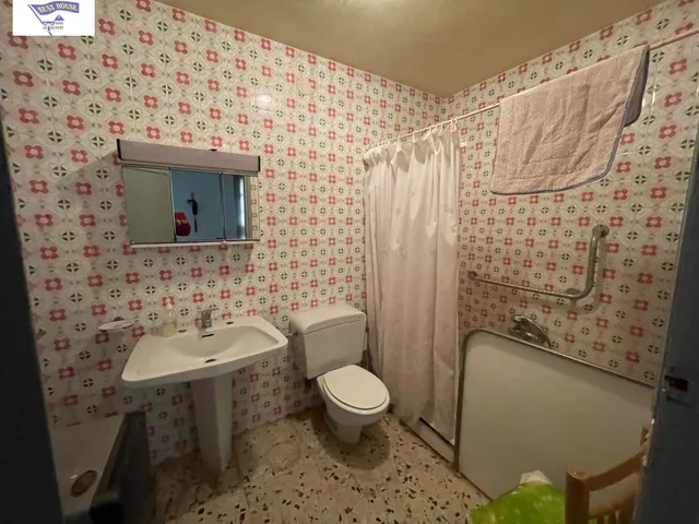 Amplia Casa en el centro de Valdeganga con Posibilidades de Reforma — 23