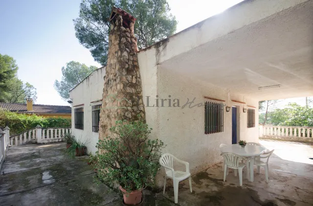 Ref. 04405.- EXCLUSIVA.- Chalet independiente con piscina en Urb. Camp Llíria. — 34