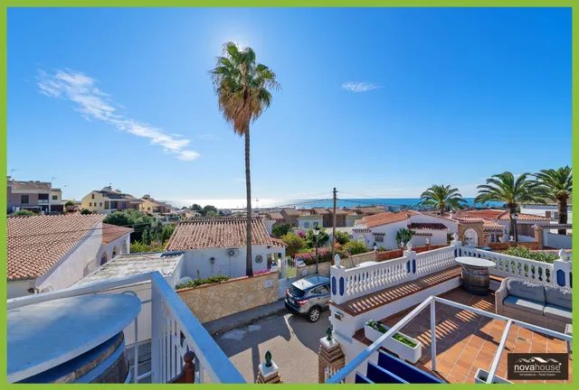 Chalet independiente con piscina privada y vistas al mar — 38