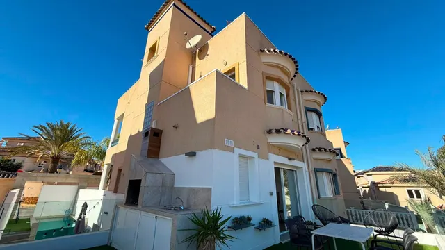 Villa con piscina privada, Alicante, Orihuela Costa. 4 habitaciones, 190 m2, 6,4 kilómetros del mar — 33