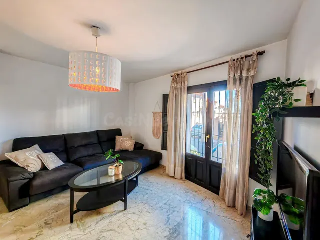 Piso de tres dormitorios y garaje en La Zubia - foto 4
