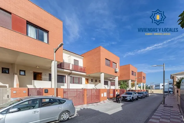 Amplia casa de 182 m2 con patio, gran sótano y a menos de 5 minutos del metro — 33