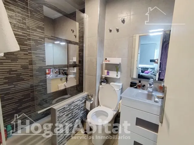 Espacio exterior, luz y privacidad en este adosado reformado en esquina con gran terraza y piscina comunitaria — 43
