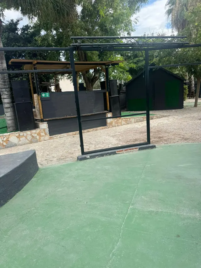 Esta es tu oportunidad de tener la mejor discoteca de la Vega Baja (Cox-Albatera) . Discoteca con Piscina , Jardines  , Cabañas Vip , Sala interior . Con un total de  3000 m2  totalmente montados , c — 18