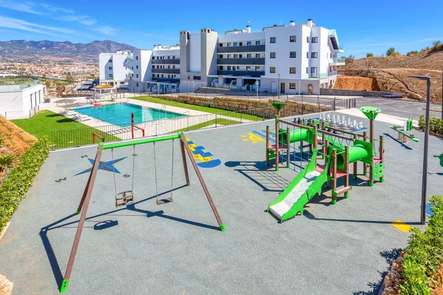 VENTA DE PISO EN LA ZONA DE HIPÓDROMO DE MIJAS COSTA. 2 DORMITORIOS, TERRAZA Y PARKING. — 25