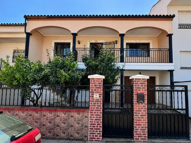 Una casa para toda la familia, con patio, garaje y lista par