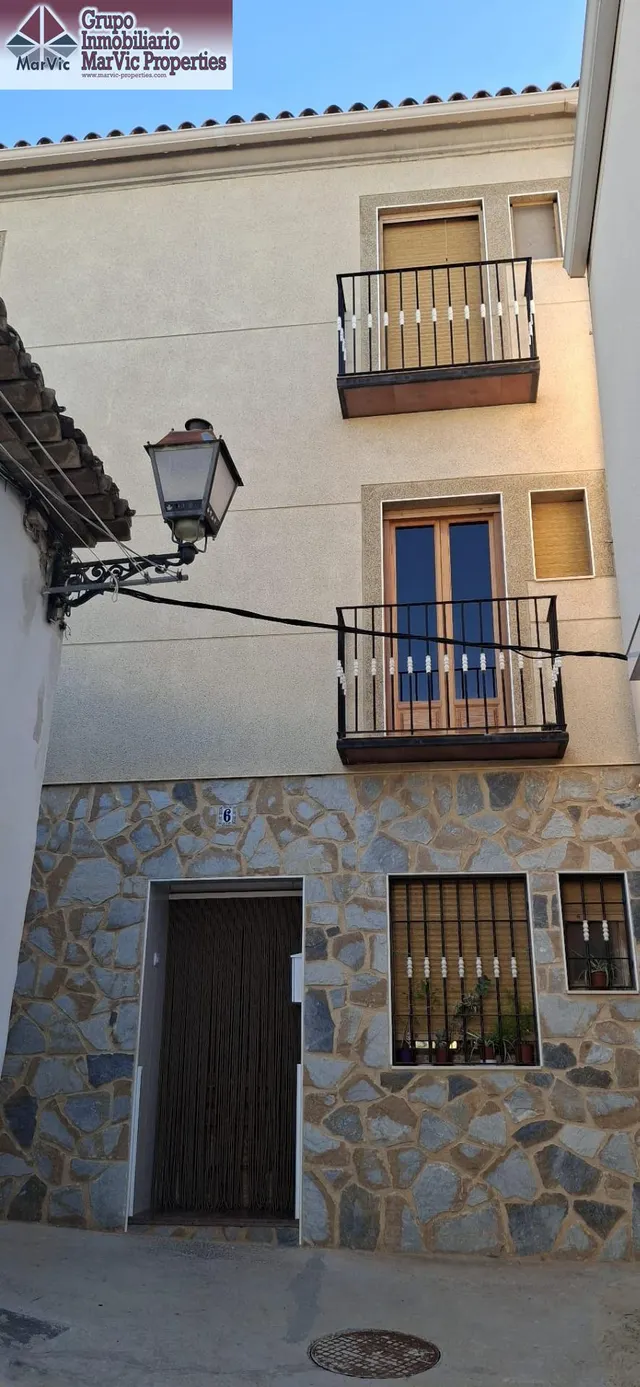 CASA DE DOS PLANTAS EN SELLA CON BUARDILLA — 14