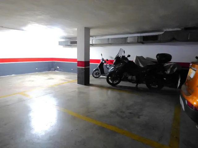 Plaza de garaje en plena Avenida junto a Comisaría. — 2