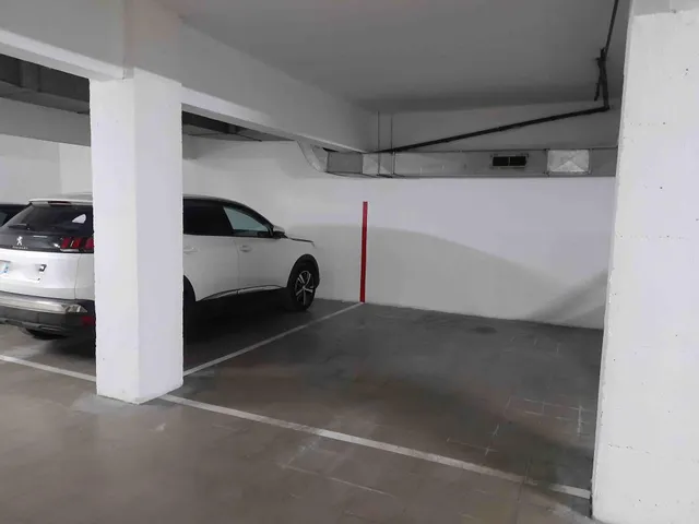 13 Plazas de Parking para COCHE GRANDE o MOTOS IDEAL INVERSORES en la Plaça Granollers de Mataró — 6