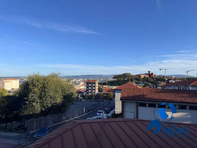 Luz natural, terraza y vistas al mar en un entorno tranquilo de Gijón — 17