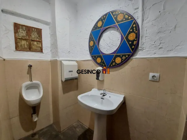 LOCAL COMERCIAL CON MUCHAS POSIBILIDADES — 10