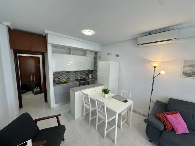 Estudio con terraza, Alicante, Torrevieja. 1 habitación, 36 m2, 900 metros al mar — 24