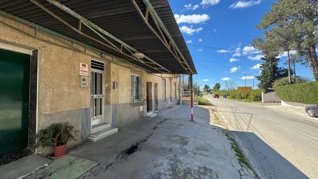 Casa de huerta con patio y aparcamiento – 193 m2 construidos