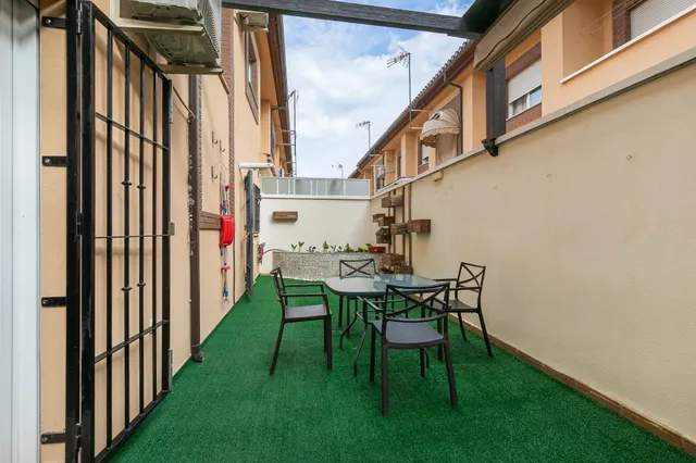 ¡Tu nuevo hogar te espera en Churriana de la Vega! Casa adosada con patio, garaje y futura parada de metro a pocos pasos. — 28