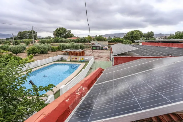 Chalet Independiente con Nave de 160m2 y Energía Solar en El